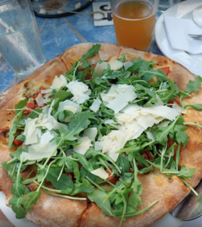 Arugula pizza and beer